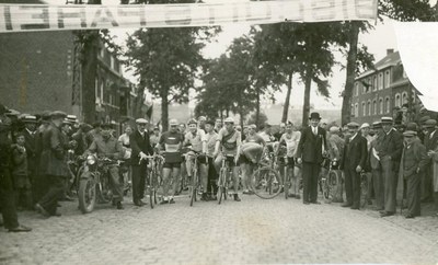 Course cycliste rue de la Bel avant 1940