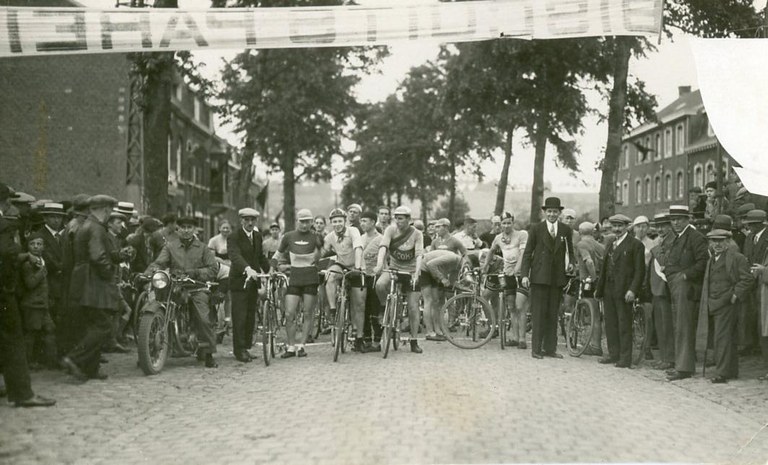 Course cycliste rue de la Bel avant 1940