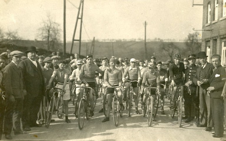 Course cycliste rue de Val-Dieu avant 1940