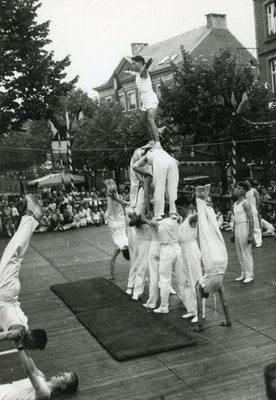 Démonstration du club de gymnastique sur la place Albert Ier