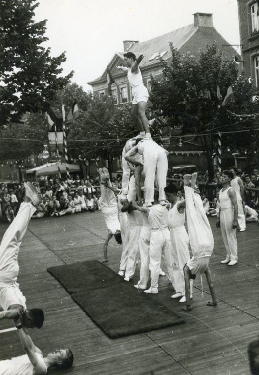 Démonstration du club de gymnastique sur la place Albert Ier