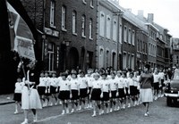 Les filles de "L'Equipe" participent à la procession
