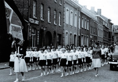 Les filles de "L'Equipe" participent à la procession