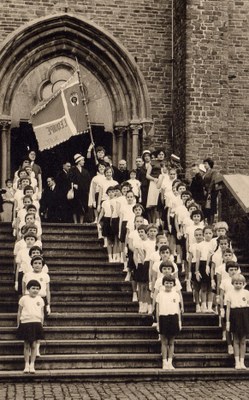 Section féminine "L'Equipe" prête pour la procession