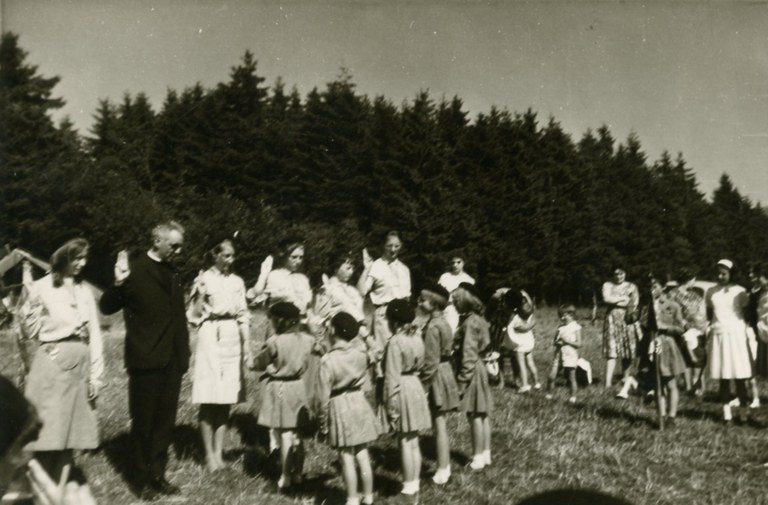 Lutins XXXX camp Pieters Betty curé Geelen Domkenne Andrée Meurens Astrid -Haccour Anne-Marie 005.jpg