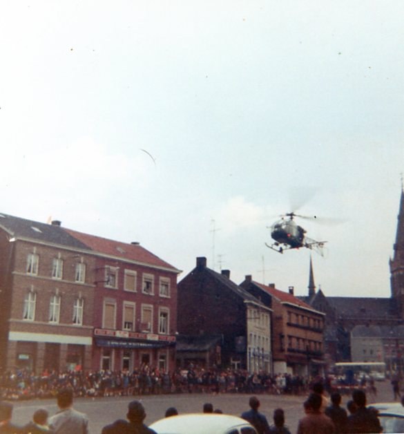 Atterrissage d'un hélicoptère place Nicolaï