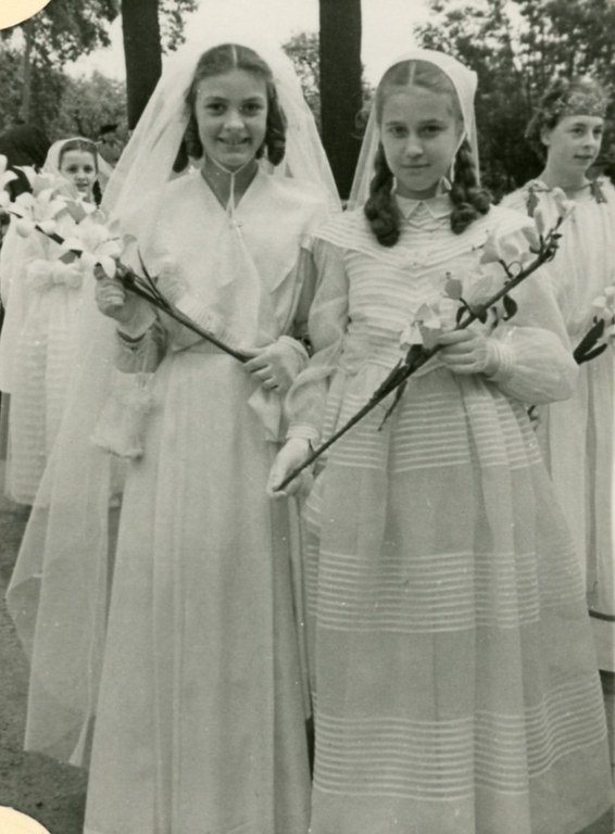 Deux communiantes en 1951