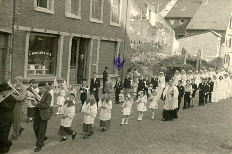 Les communiants en procession