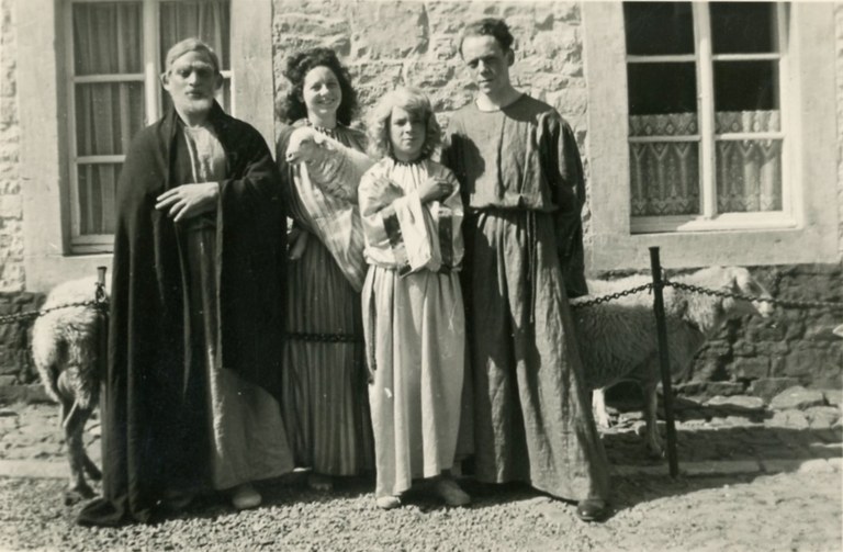 Rosaire Jeux scéniques 1949 Participants Maria Snoeck et son mari René Haccour 2 inconnus Haccour Anne-Marie027.jpg