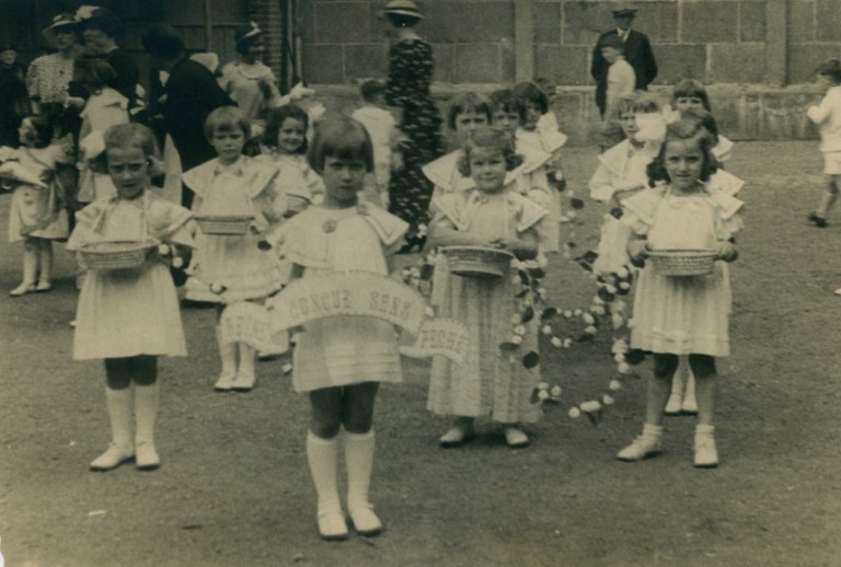 Procession 1935 Snoeck Maria 3e à gauche Haccour Anne-Marie 105.jpg