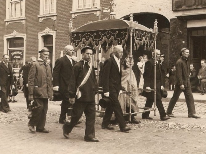 La procession, place Nicolaï