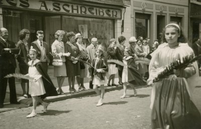 Procession devant le magasin Schreiber dans les années 60