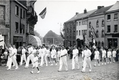 Procession, entrée sur la place Antoine Ernst