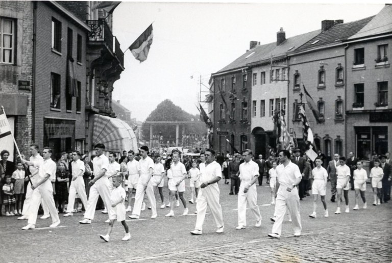 Procession, entrée sur la place Antoine Ernst