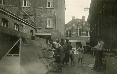 Atelier "peinture" pour les fêtes du Rosaire en 1949
