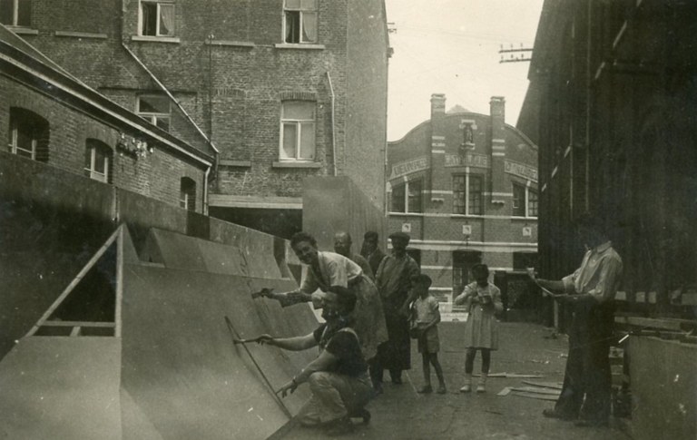 Atelier "peinture" pour les fêtes du Rosaire en 1949