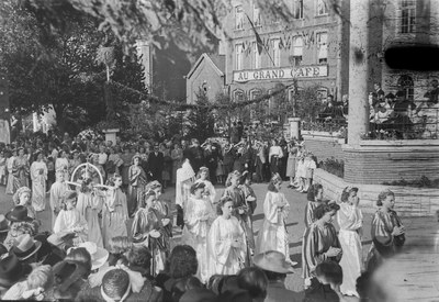 Rosaire 49 A.SNOECK. Le Cortège